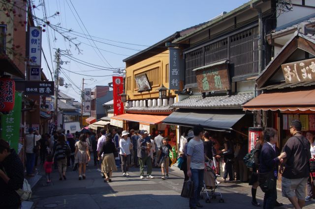 再びにぎわう商店街を下りお店で昼食を食べました。