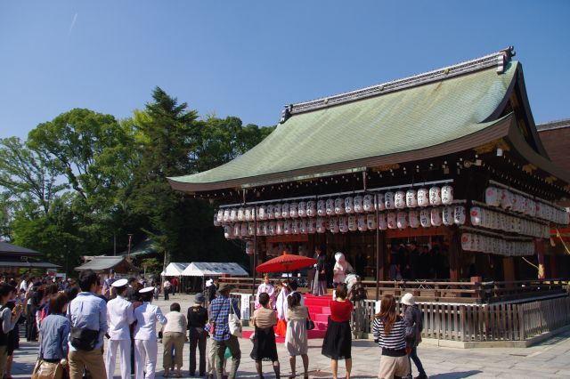 中央の舞殿では神前結婚式が行われていて、参拝者も囲んで祝っていました。竜笛と篳篥は生演奏で雰囲気が出ていました。