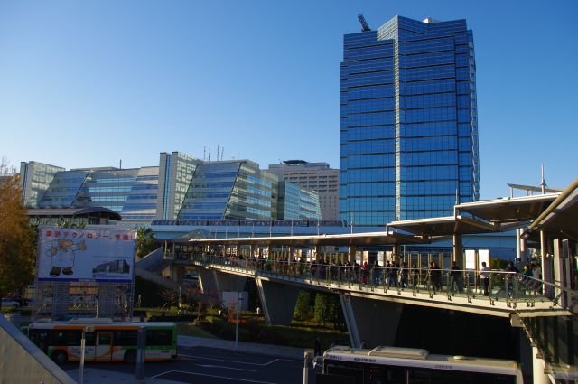 この日のようにイベント開催時には駅に向かって大混雑するようだ。駅の向こうにはIDC大塚家具のショールームがある。