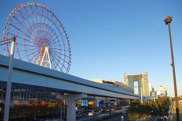 青海駅へ到着。観覧車のあるパレットタウンが見えてようやくひとけを感じられる。りんかい線の東京テレポート駅も近い。