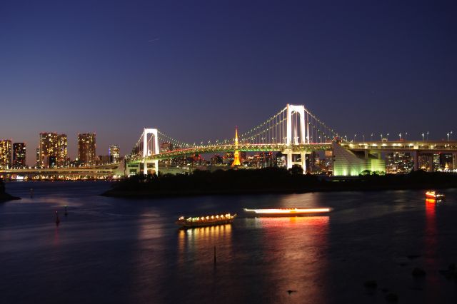 時間が過ぎて背景の空・海が徐々に暗くなり、相対的にイルミネーションが主役になっていく。