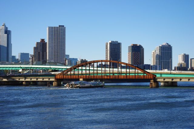 晴海ふ頭へ向かう晴海通りの橋の横には古びた鉄橋がある。これはかつて、晴海ふ頭へ貨物線が通っていた跡らしい。