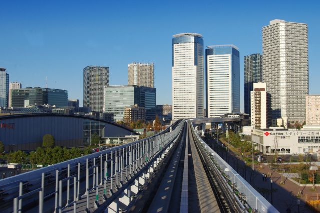 豊洲駅を出発。最後部からの景色はどこか近未来的な雰囲気。