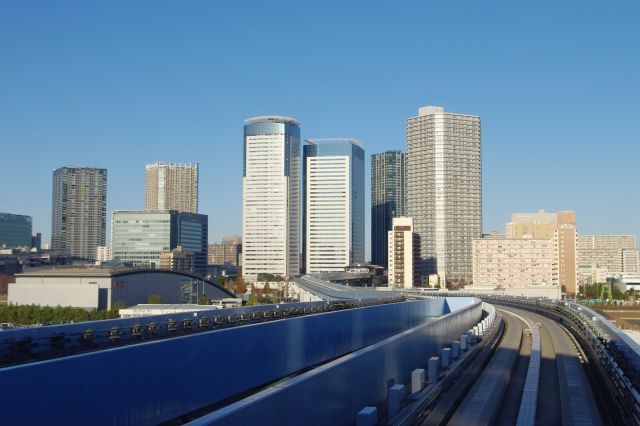 新豊洲駅付近から豊洲を眺める。極端に高層化した地域であることがうかがえる。