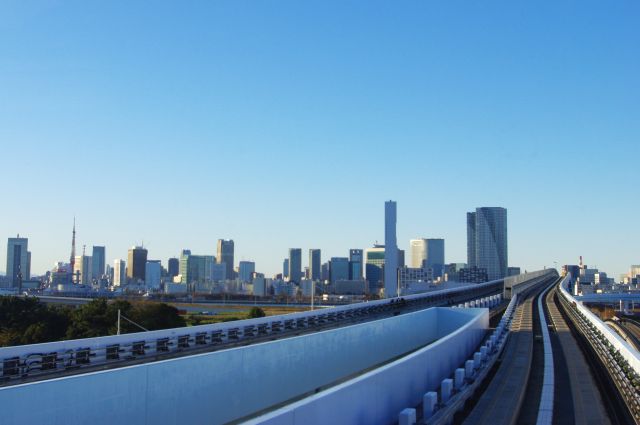 有明テニスの森駅。南側は有明コロシアム等があるが、北側はまだ空き地が広がる。