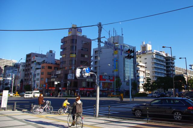 交差点の南東側は雑居ビルやアパート等の少し古い街並みの雰囲気。