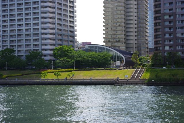 対岸に変わった形の建物があった。