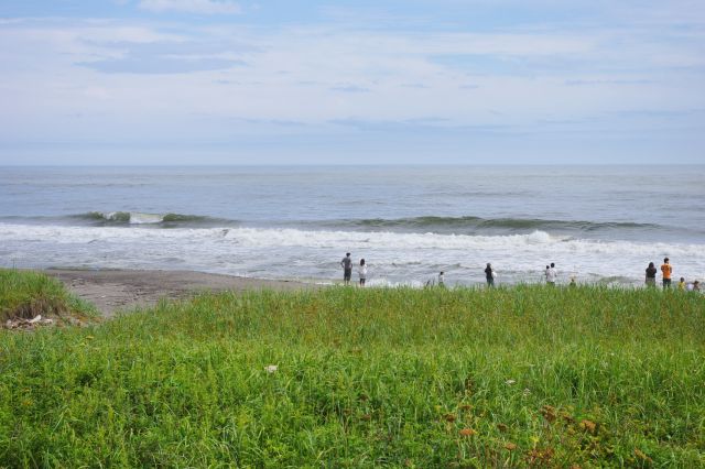 海の様子。少し前の雨のためか、波は濁った緑色でした。来る途中の十勝川等も同じような色でした。