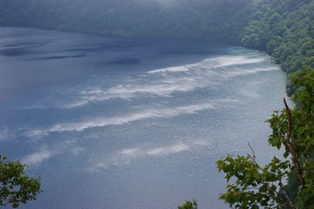 白い波しぶきをズーム。強い風が吹いているのでしょうか。部分的に霧が晴れて太陽光を反射した水のきらめきがきれいです。