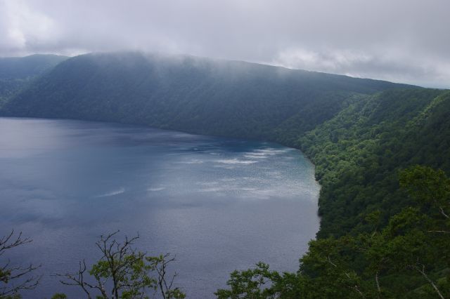 湖の南側、風が波しぶきを立てている所がありました。緑に覆われた山並みもきれいです。