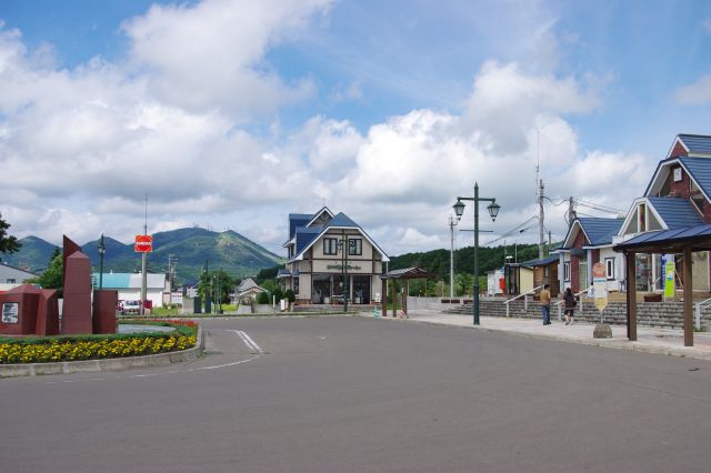 ロータリーは広々としていますが静かで、遠くの山々も眺められます。