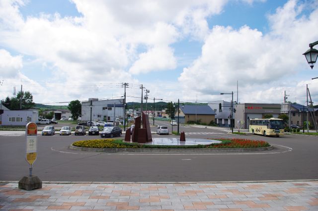 駅周辺は市街地が続きます。