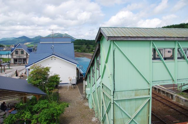 駅を跨ぐ歩道橋より。駅構内は古そう。駅前には「ぽっぽゆ」という足湯がありました。