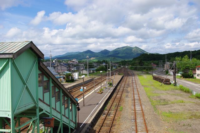 西北西の網走方面、屈斜路湖の南側にある山々がきれいに眺められます。