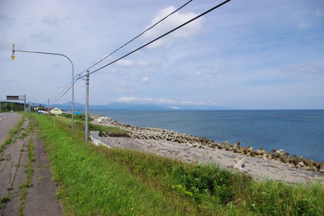 延々と走ってきた内陸から根室海峡の海岸沿いへ。風景が開放的になります。