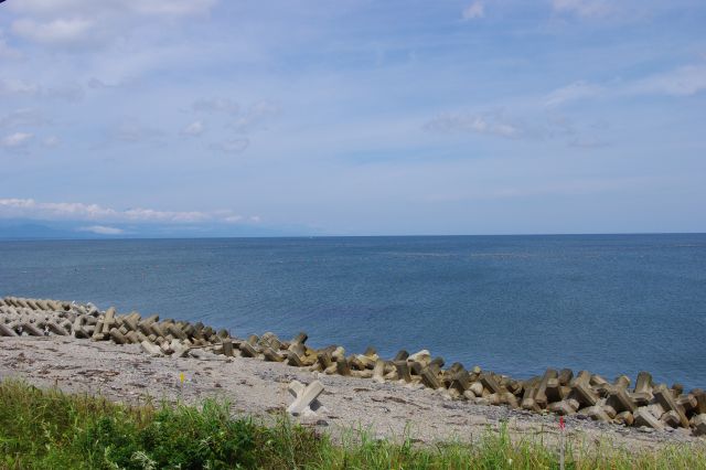 根室海峡の海は何とも表現できない美しい魅力的な色。都会では見られない自然の海色です。