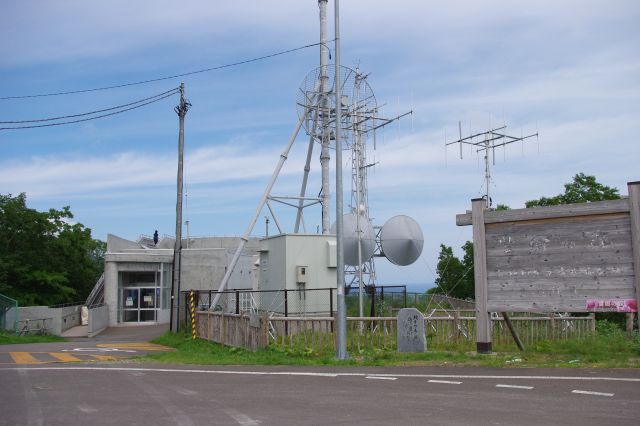 羅臼の街から急坂を登り、展望塔へ。北方領土についての展示もありました。