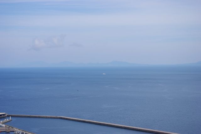 国後島をズーム。大きい山もいくつもあり、本当に大きな島です。あれが北方領土の島かと複雑な思い。