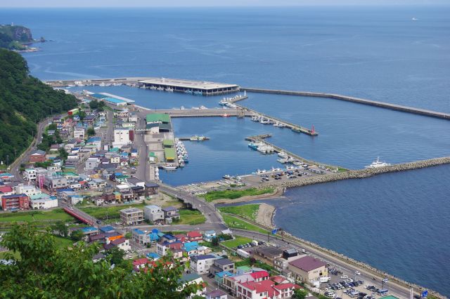 羅臼の街、カモメも鳴いていて漁船などのある港町風景。平地は少なくすぐに切り立った山が迫ります。