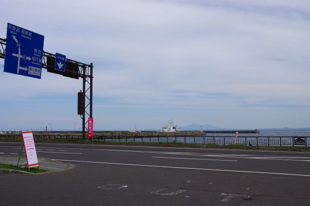 山を下り、観光客で大賑わいの道の駅で海鮮料理を食べました。地上からもはっきり見える国後島。