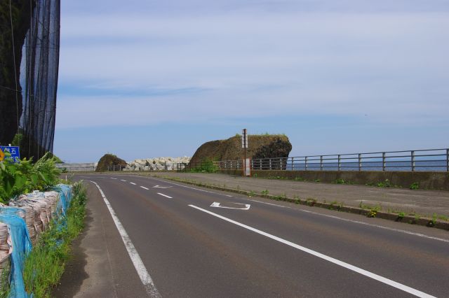 羅臼の市街地よりさらに北へ海岸道を進むと、海と切り立った山が近づいていく。