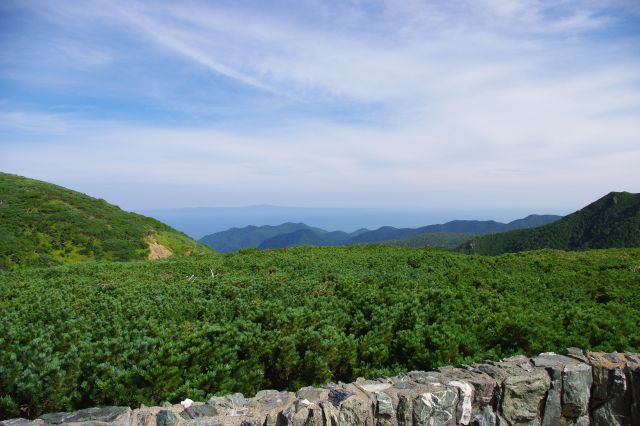 羅臼・根室海峡・国後島方面も鮮やかで美しい自然風景！かつて来た時は霧に覆われていましたが今回は遠くまで眺めることが出来ました。