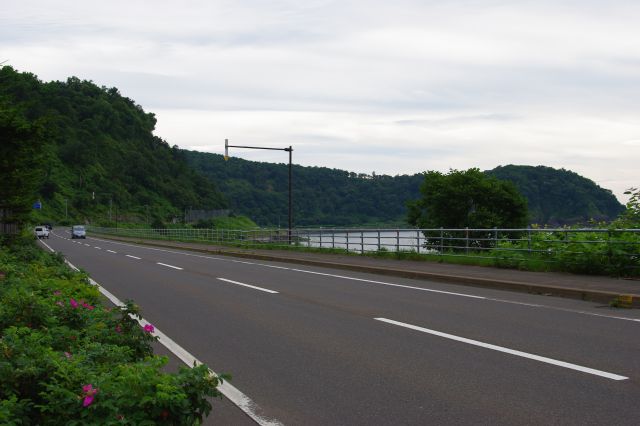 海岸沿いの道。目の前の丘の先には有名なオシンコシンの滝があります。