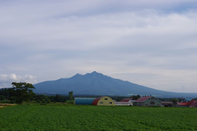 一際大きな斜里岳は1547mの高さ。