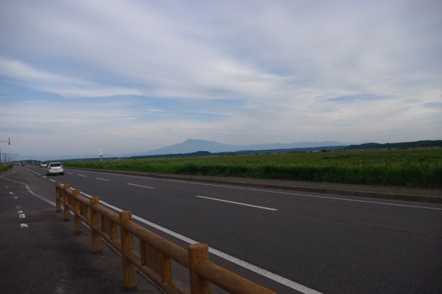 原生花園駅前。周囲には道路と草原しかありません。