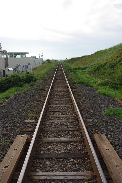 遮断機のない踏切から釧路方面。線路はまっすぐ続いていく。