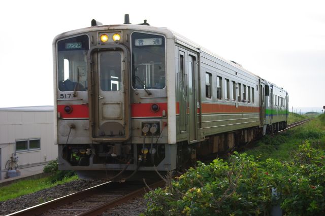 １日に数えるほどしか来ない列車がタイミング良くやってきました。ローカル線らしい車両が、のんびりと駅へ向かってきます。