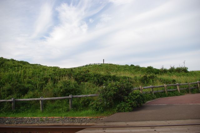 線路の先は網走国定公園、小さな丘のすぐ先にオホーツク海が広がります。