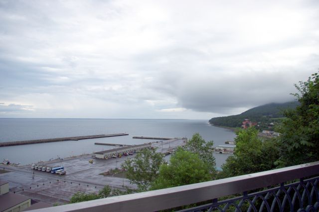 東側。すぐ下の「富武士」という町の海岸沿いの陸地は狭く、港は埋立地のようです。