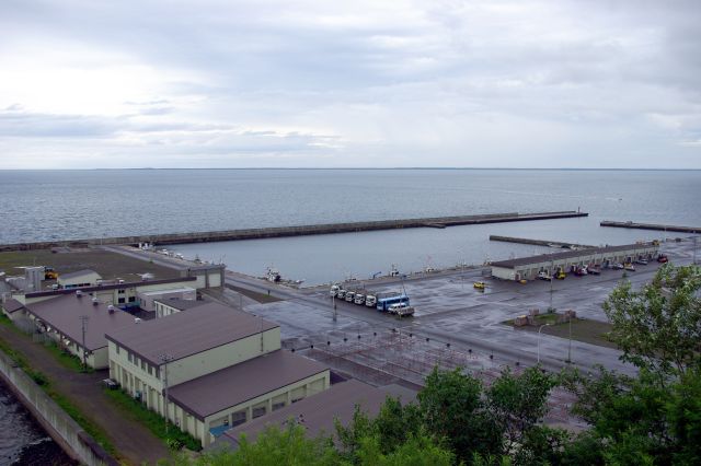 まるで海のように大きな湖、地平線にオホーツク海との境の細長い陸地が見えます。