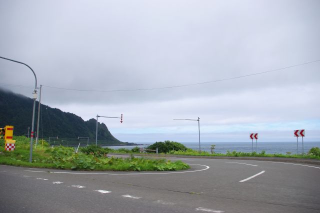 枝幸郡枝幸町付近、北見神威岬。網走～浜頓別間で最大の岬で、唯一トンネルを通りました。