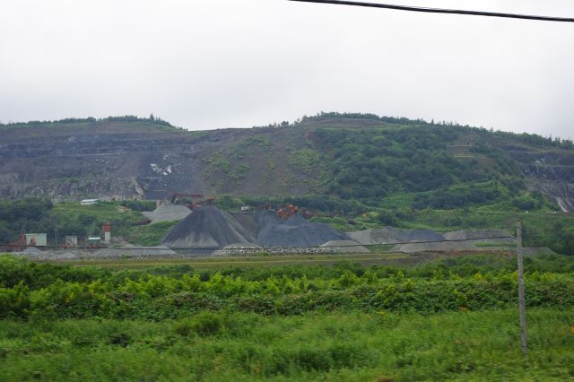 枝幸郡浜頓別町豊寒別付近、山では何か採掘していて生々しい山肌。