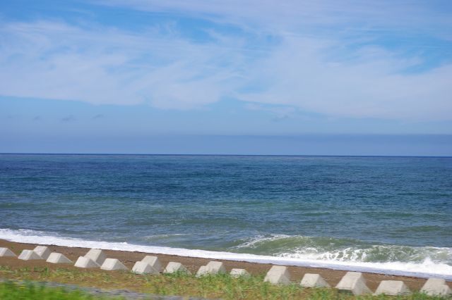 水平線まで美しい海が続く。白糠（釧路の西）もそうでしたが浅い部分は少し緑色。