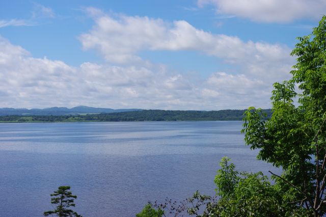 北海道最北端に近い、豊かで穏やかな自然風景が広がる秘境。海が近いためか、湖周辺は比較的平らな地形。