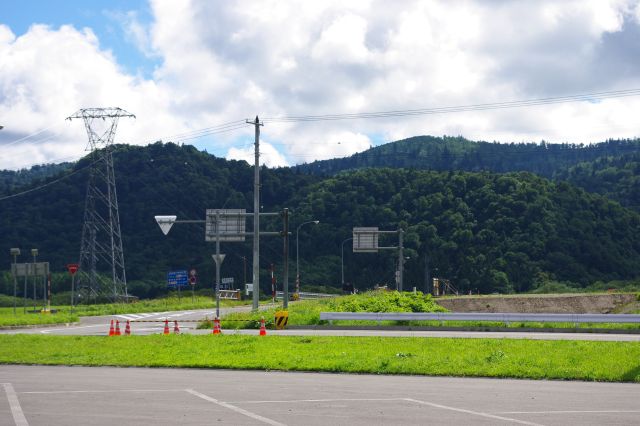 通って来た美深国道（国道275号線）が、網走から続く名寄国道（国道40号線）へ合流します。周囲は緑豊かな山々。