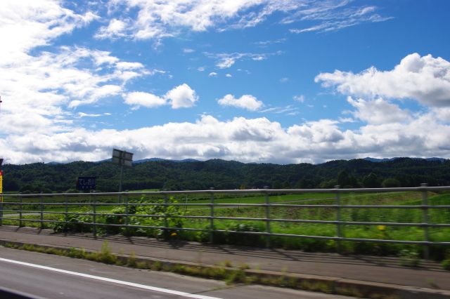 天気が良くて空もきれいで、畑や山の緑と併せて自然豊かで気持ちよい道が続く。