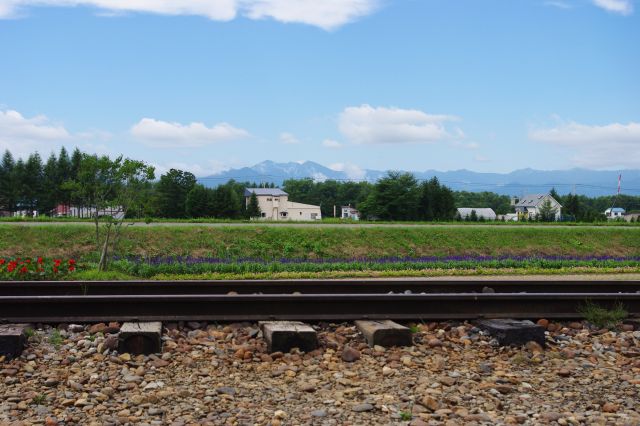 線路越しの風景。遠くの山々が本当に遠くて雄大です。