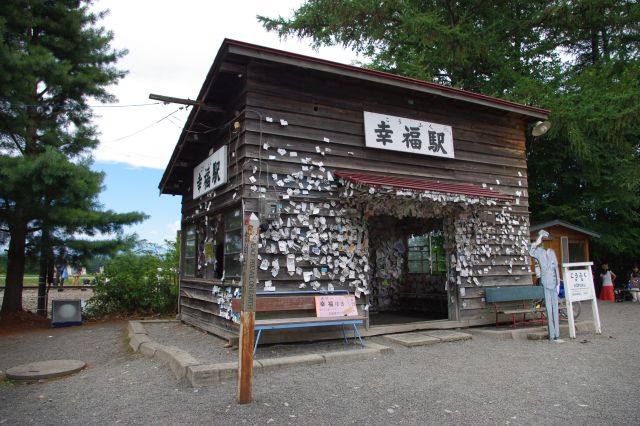 建物には多数の張り紙が。駅名にちなんでカップルが訪れる名所になっています。