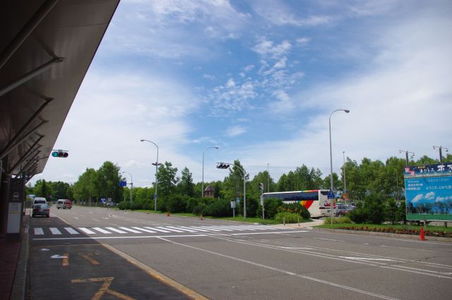 空港前の様子。