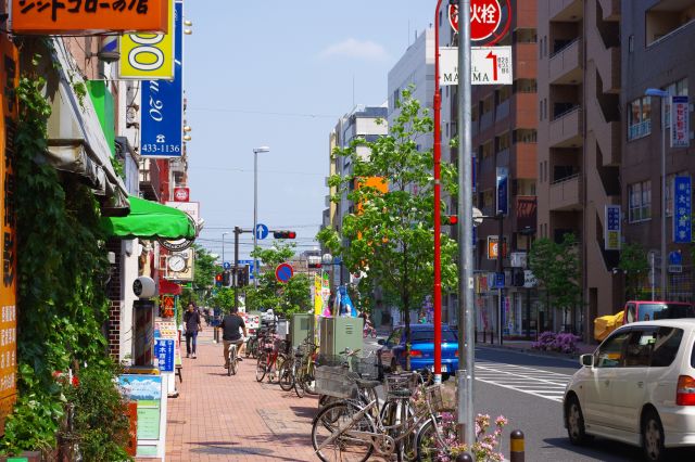 駅北口から東側へ歩いていく。低層の小さい建物が多く並ぶ。少し離れた先に東海道新幹線、横須賀線が走っている。