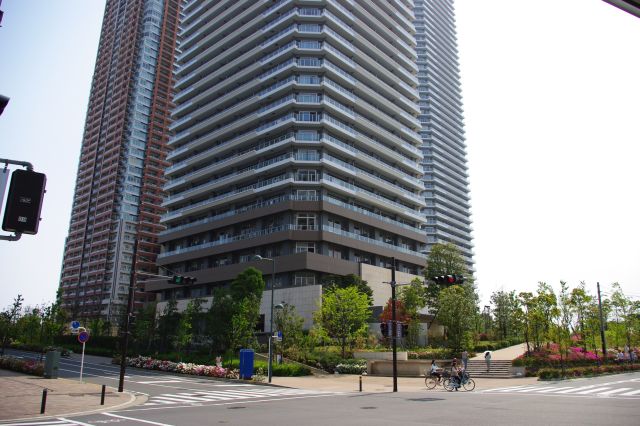 駅前の高層マンション。マンション周辺も公園風の歩道で、豪華な憩いの空間となっている。