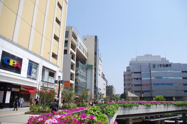 駅前にはデパート群が並ぶ、きれいに整備された地区。