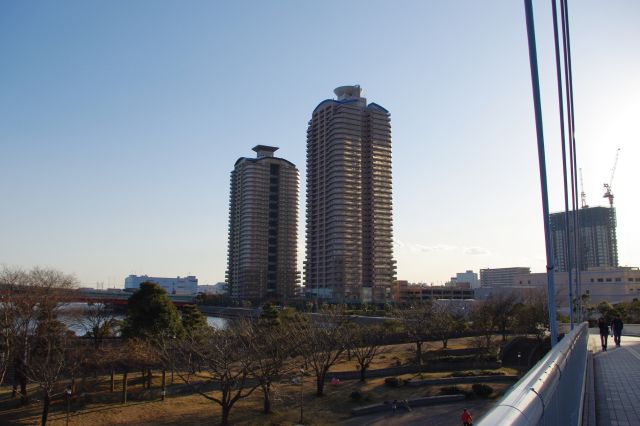 東雲駅方面。こちらにも少し離れた所に高層マンションがある。