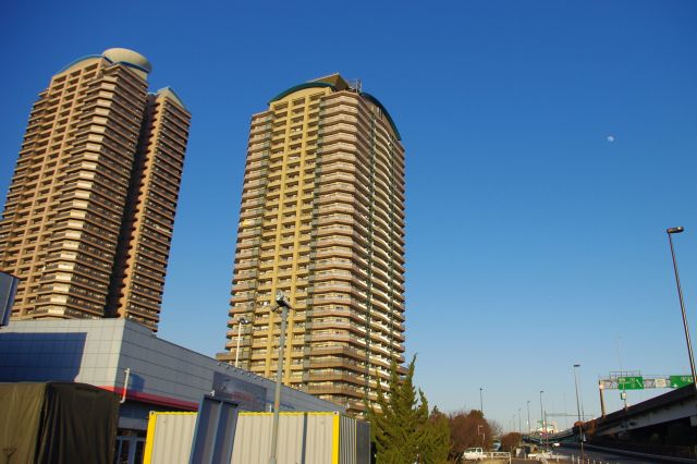 東雲駅方面へ進む。２棟のマンションと、車やバイクのお店があったがひとけはない。