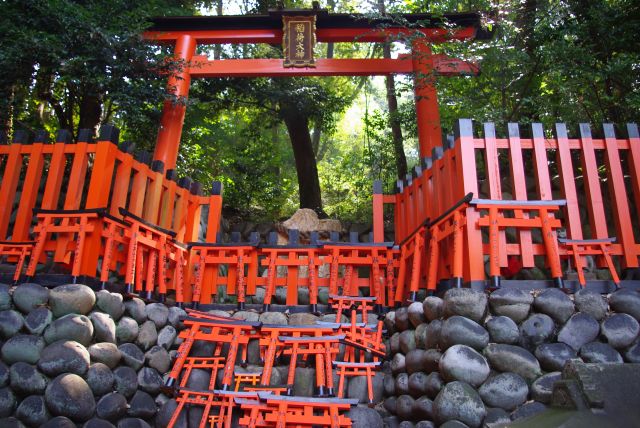 千本鳥居を抜けると奥社奉拝所へ出ます。正面には小型の鳥居も奉納されていました。