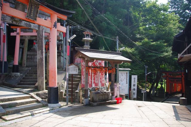 1時間ぐらいで四ツ辻に到着。道が分岐し、商店がいくつかあります。